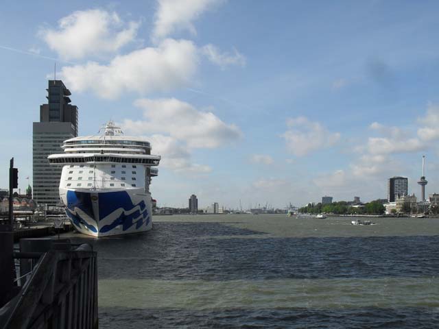 ruiseschip ms Royal Princess van Princess Cruises aan de Cruise Terminal Rotterdam